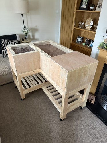 Corner tortoise table - table, a